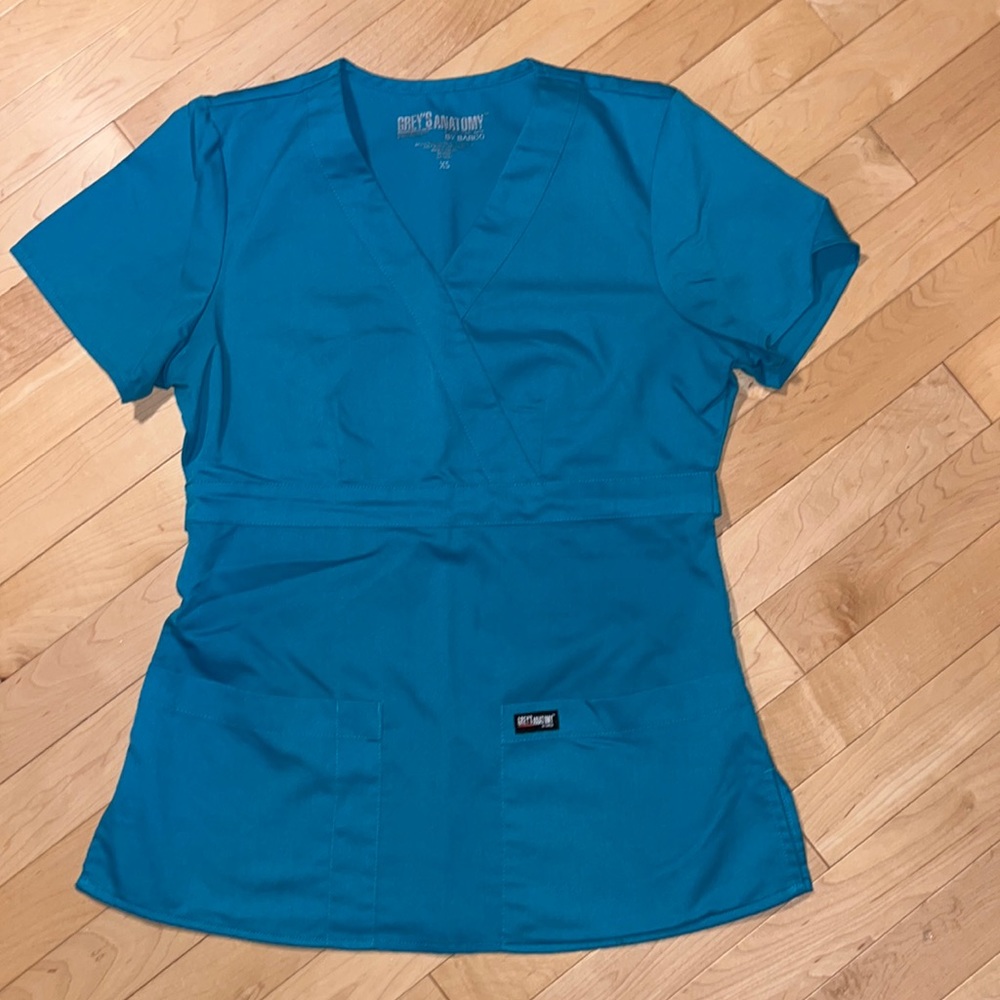 Greys anatomy 3 pocket mock wrap top in teal
